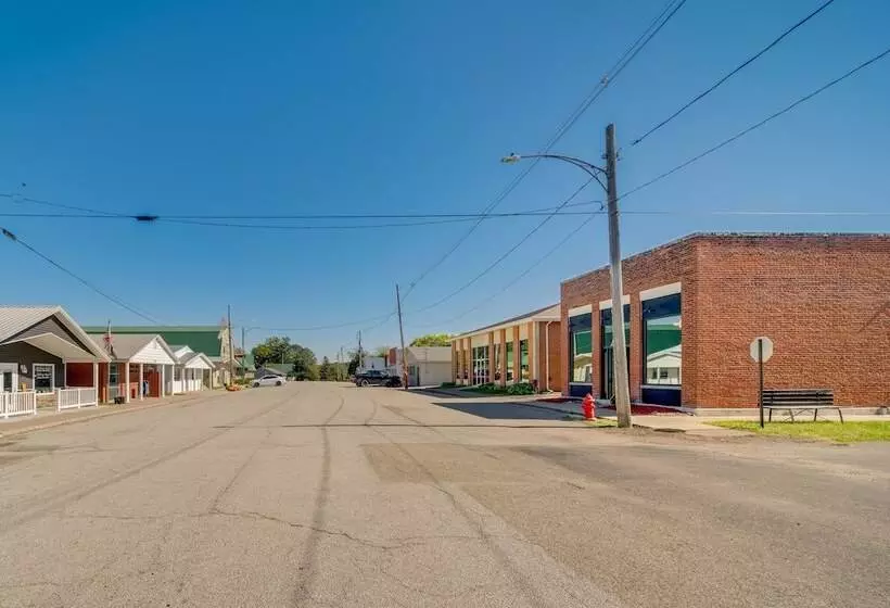 Idyllic Biggsville Vacation Rental: 10 Mi To River