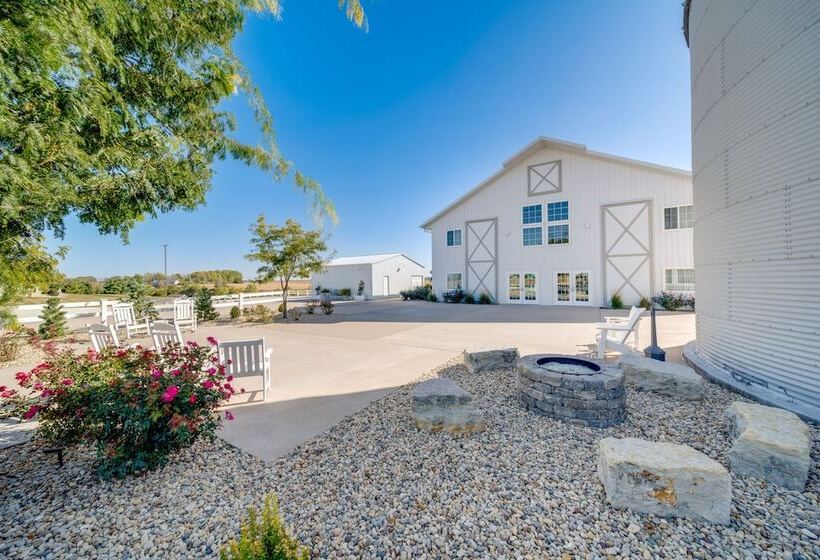 Idyllic Biggsville Vacation Rental: 10 Mi To River