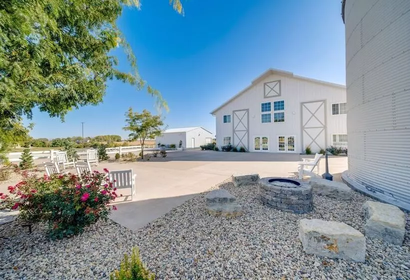 Idyllic Biggsville Vacation Rental: 10 Mi To River