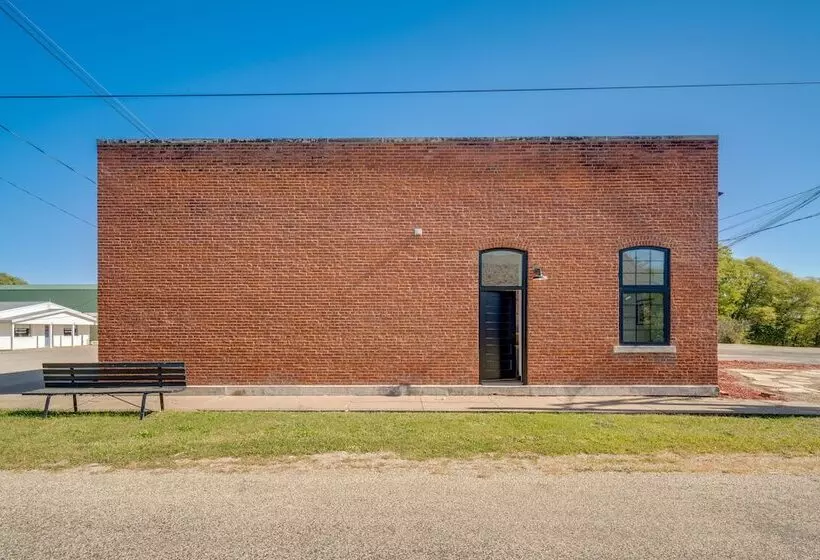 Idyllic Biggsville Vacation Rental: 10 Mi To River