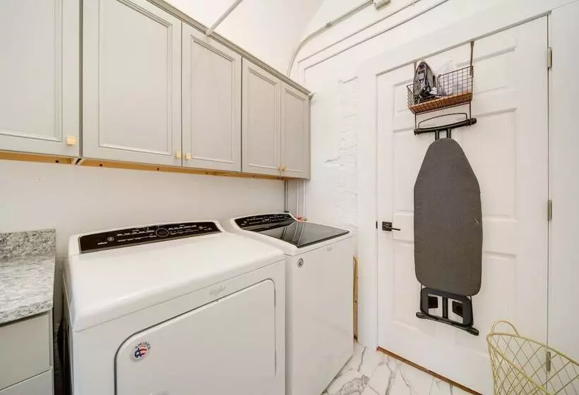 Idyllic Biggsville Vacation Rental: 10 Mi To River