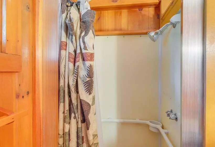 Kalkaska Retreat: Private Hot Tub, Dock, Fireplace