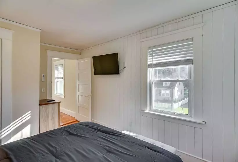 Lovely Westerley Home W/ Yard & Grill!