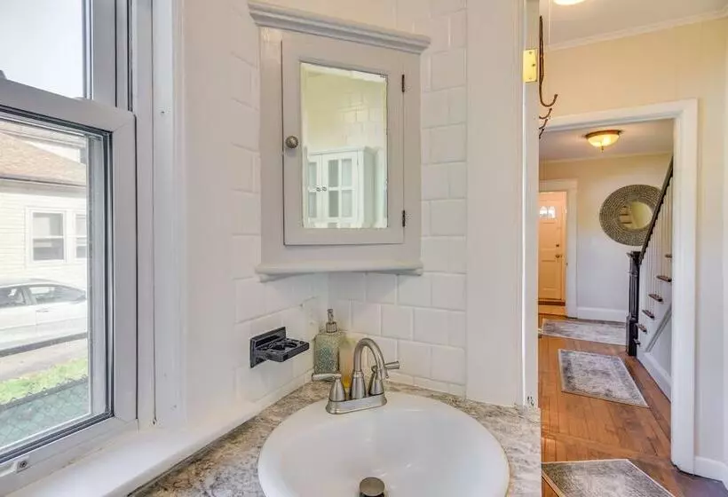 Lovely Westerley Home W/ Yard & Grill!