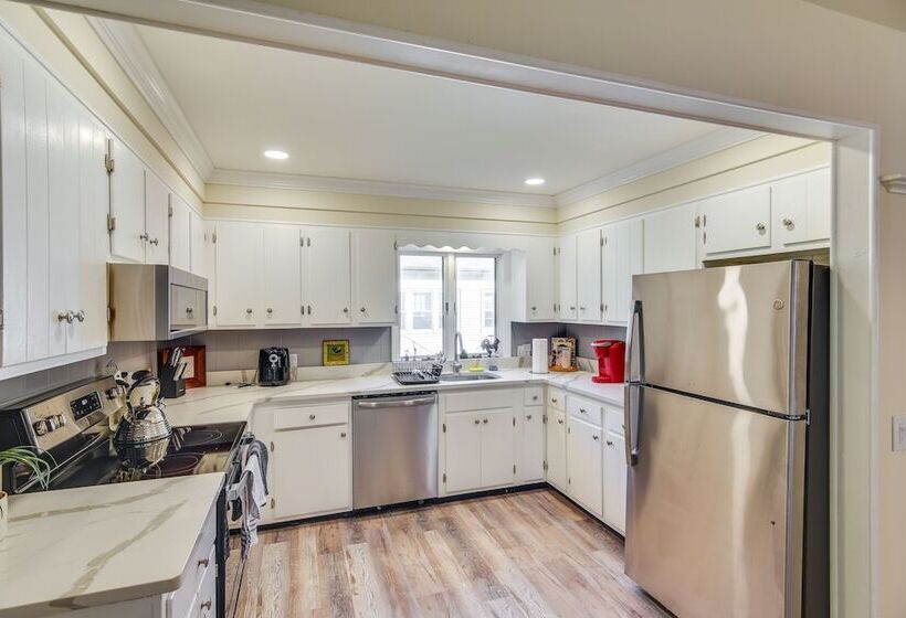 Lovely Westerley Home W/ Yard & Grill!