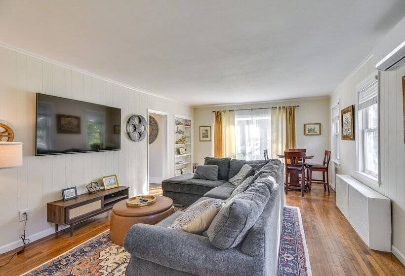 Lovely Westerley Home W/ Yard & Grill!