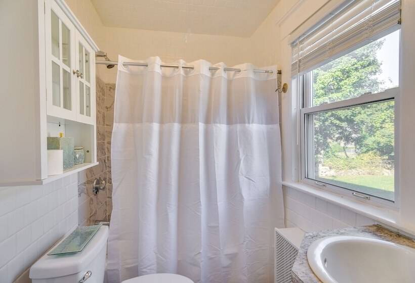 Lovely Westerley Home W/ Yard & Grill!