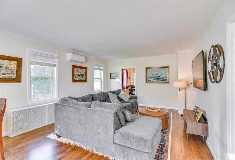 Lovely Westerley Home W/ Yard & Grill!