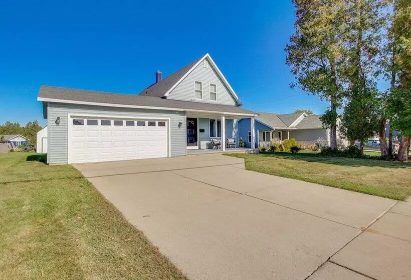 Steps To Lake Michigan: Manitowoc Home W/ Fire Pit