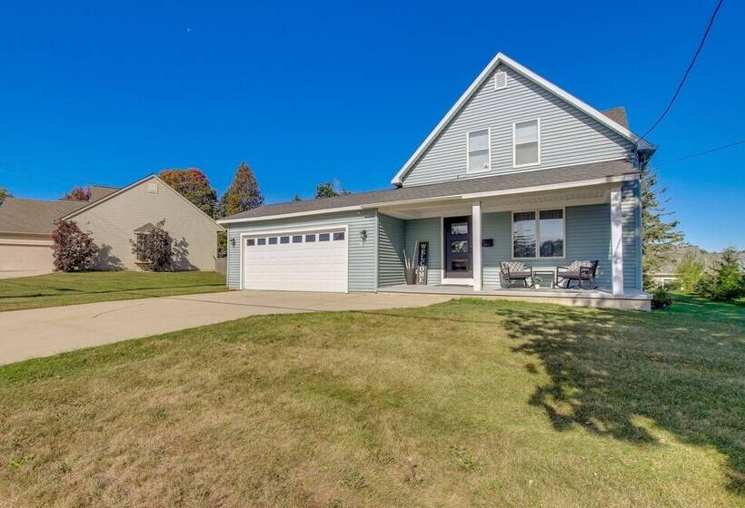 Steps To Lake Michigan: Manitowoc Home W/ Fire Pit