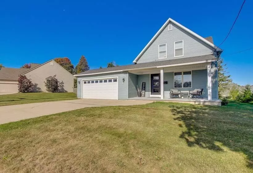 Steps To Lake Michigan: Manitowoc Home W/ Fire Pit