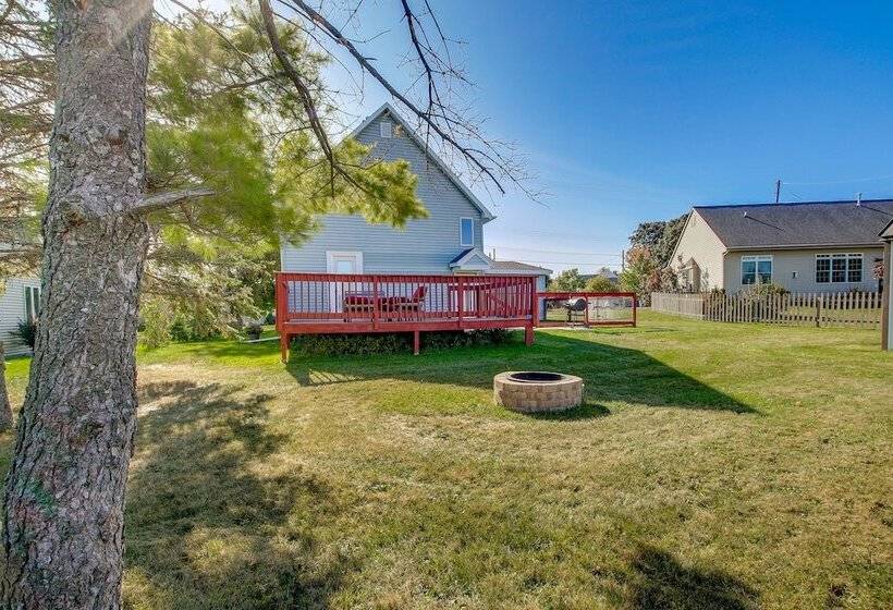Steps To Lake Michigan: Manitowoc Home W/ Fire Pit