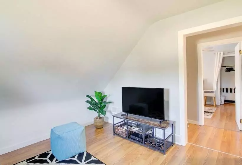 Steps To Lake Michigan: Manitowoc Home W/ Fire Pit