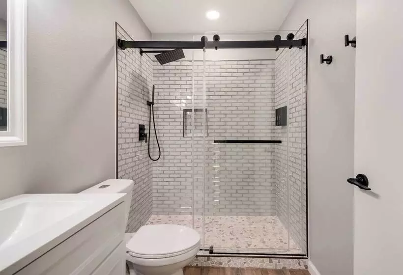 Waterfront Mariposa Hideaway: Hot Tub & Mtn Views!