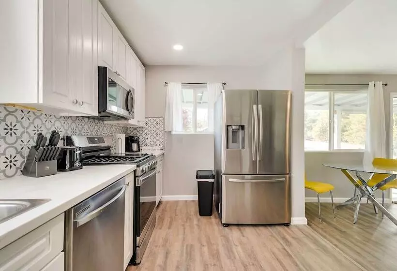 Waterfront Mariposa Hideaway: Hot Tub & Mtn Views!