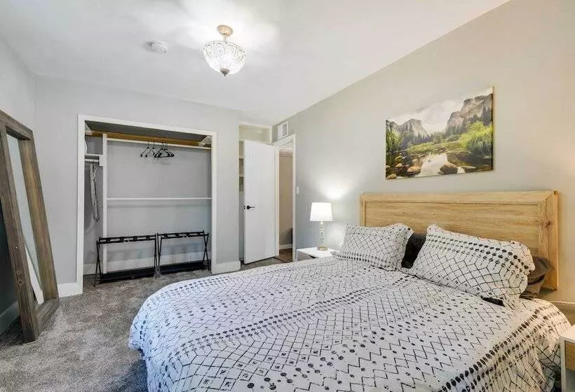 Waterfront Mariposa Hideaway: Hot Tub & Mtn Views!