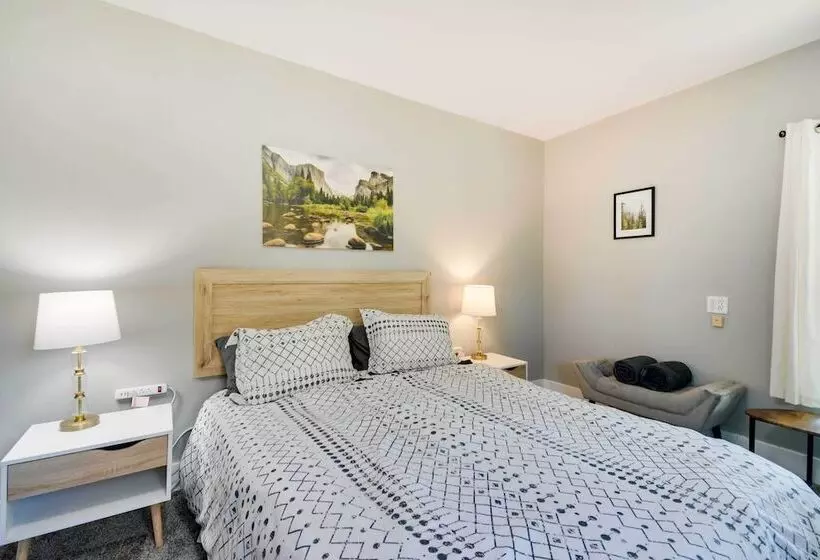 Waterfront Mariposa Hideaway: Hot Tub & Mtn Views!