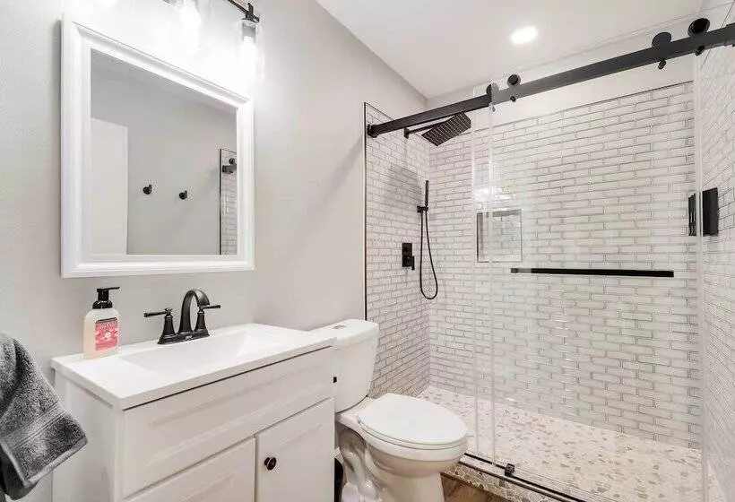 Waterfront Mariposa Hideaway: Hot Tub & Mtn Views!