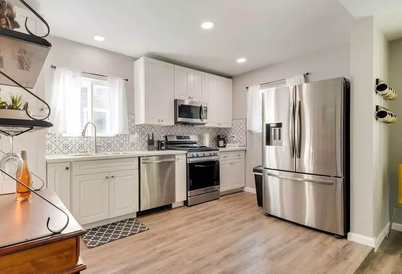 Waterfront Mariposa Hideaway: Hot Tub & Mtn Views!