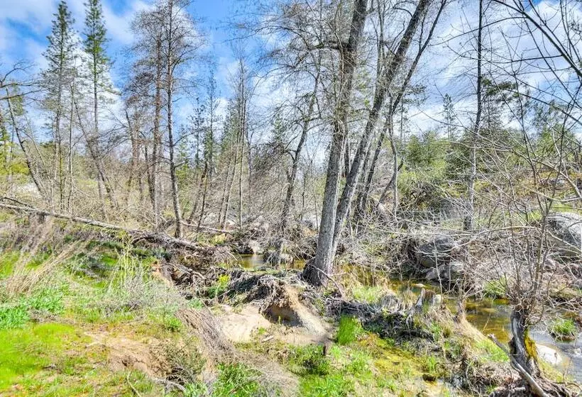 Waterfront Mariposa Hideaway: Hot Tub & Mtn Views!