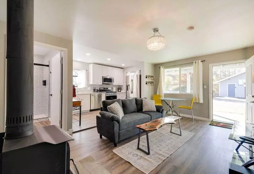 Waterfront Mariposa Hideaway: Hot Tub & Mtn Views!