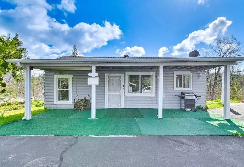 Waterfront Mariposa Hideaway: Hot Tub & Mtn Views!