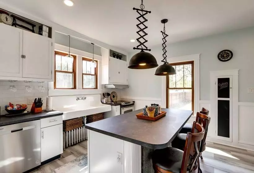 Missouri Retreat W/ Deck, Grill & Shuffleboard!