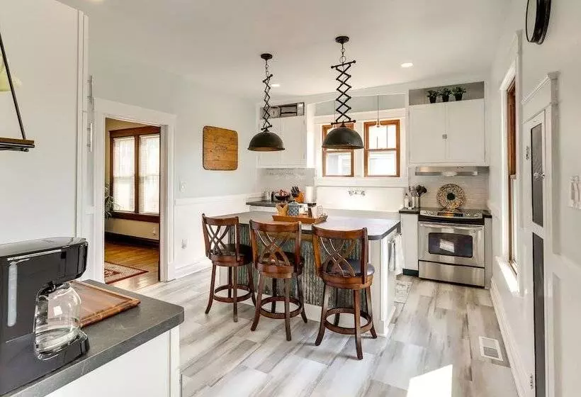 Missouri Retreat W/ Deck, Grill & Shuffleboard!