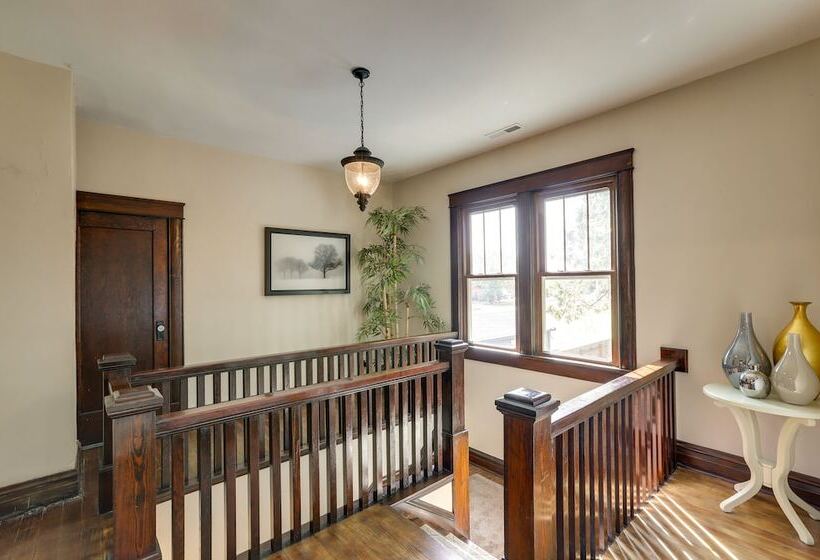 Missouri Retreat W/ Deck, Grill & Shuffleboard!