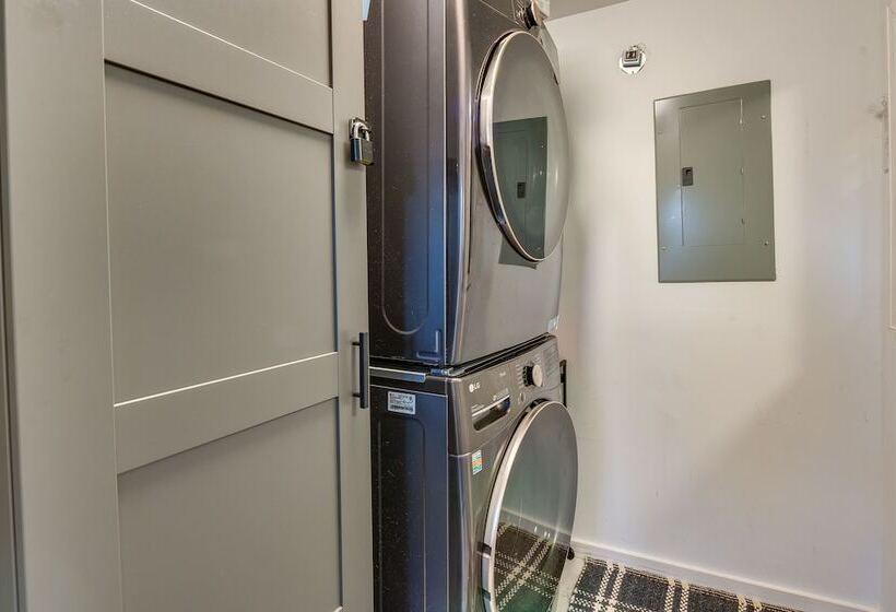 Modern Charlotte Retreat ~ 1 Mi To Boa Stadium!