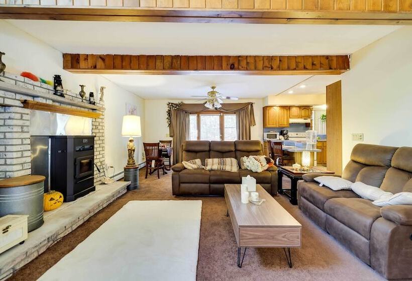 Tobyhanna Abode W/ Golf & Pool Access!