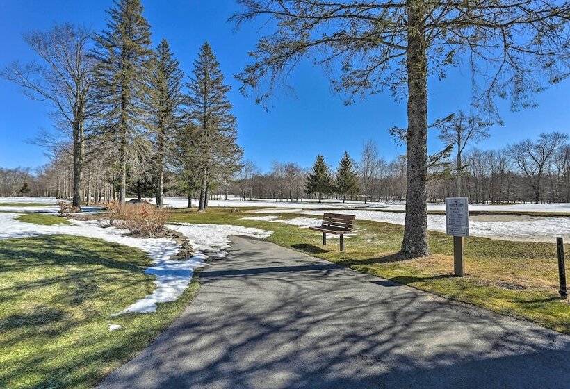 Tobyhanna Abode W/ Golf & Pool Access!