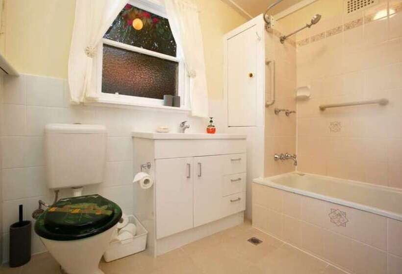 پانسیون Tullys Hut Walk To Hikes, Waterfalls, Views