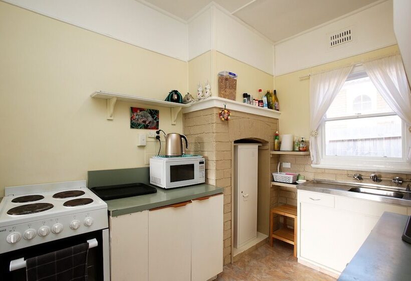 پانسیون Tullys Hut Walk To Hikes, Waterfalls, Views