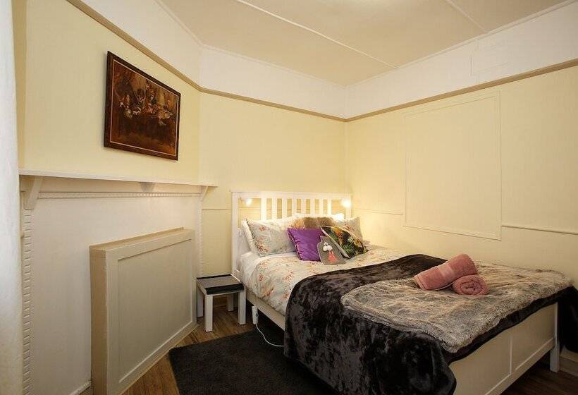 پانسیون Tullys Hut Walk To Hikes, Waterfalls, Views