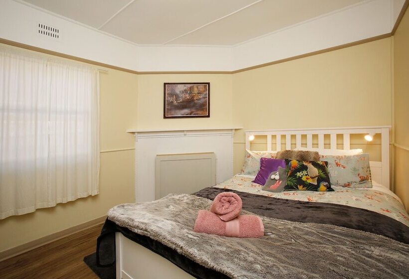 پانسیون Tullys Hut Walk To Hikes, Waterfalls, Views