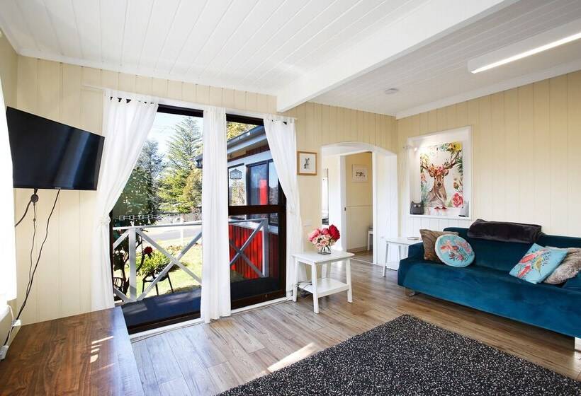 پانسیون Tullys Hut Walk To Hikes, Waterfalls, Views