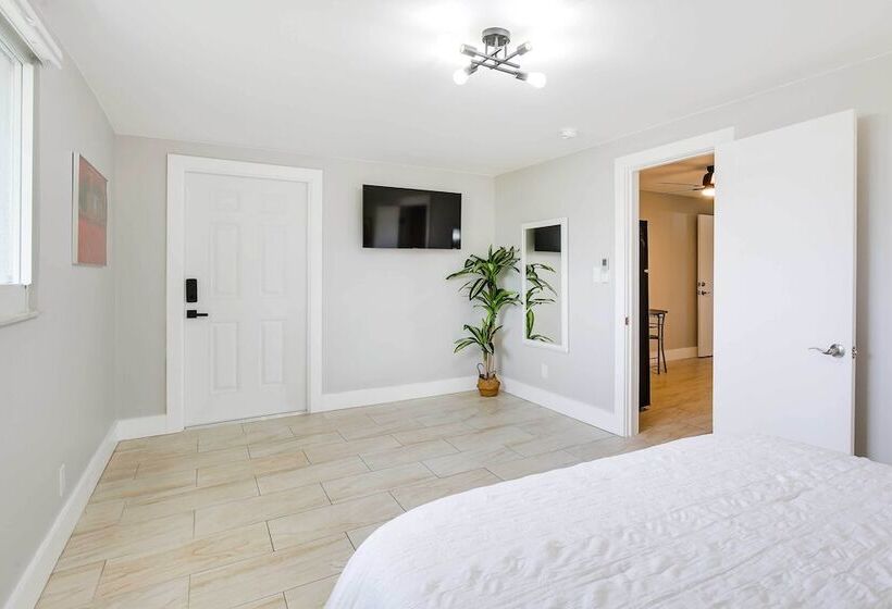 1 Mi To Pompano Beach: Home W/ Patio & Pool!