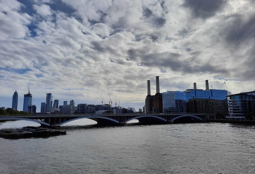 레지던스 Comfortable 2 Bed House In London Zone 2