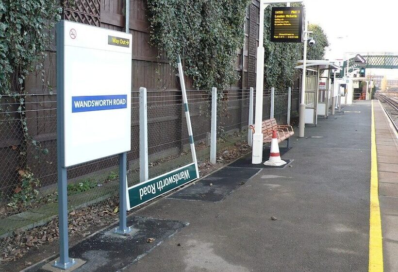 레지던스 Comfortable 2 Bed House In London Zone 2