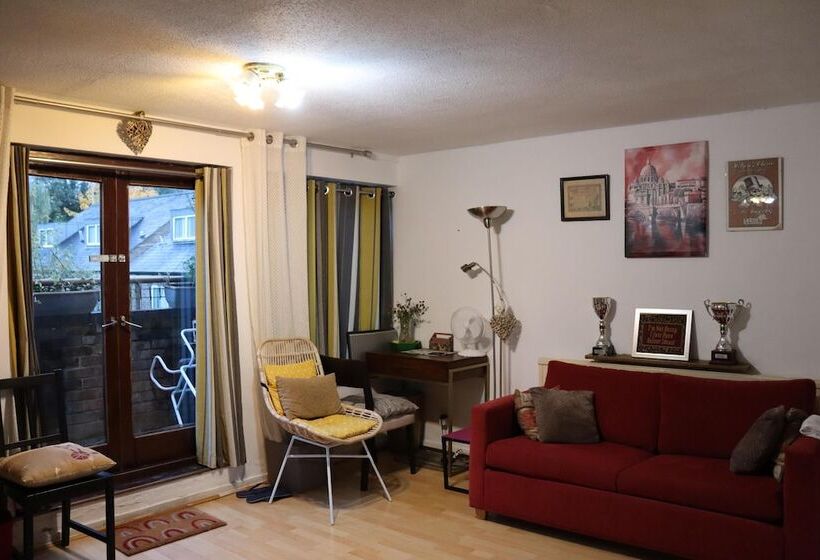 레지던스 Comfortable 2 Bed House In London Zone 2