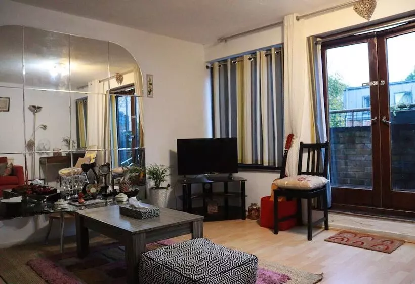اقامتگاه Comfortable 2 Bed House In London Zone 2