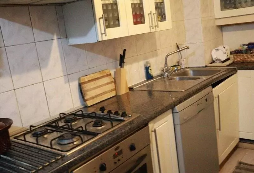 اقامتگاه Comfortable 2 Bed House In London Zone 2