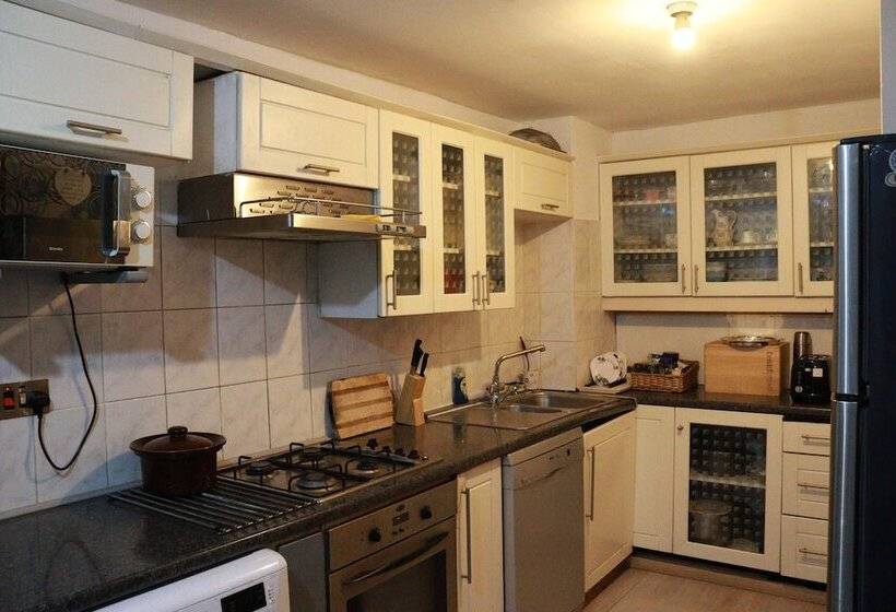 레지던스 Comfortable 2 Bed House In London Zone 2