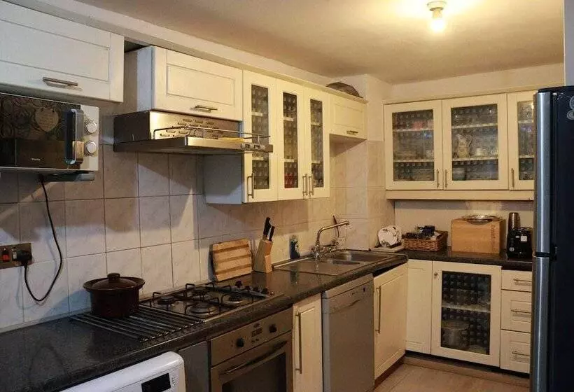 اقامتگاه Comfortable 2 Bed House In London Zone 2