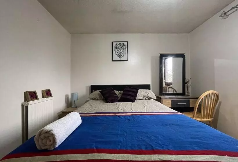 اقامتگاه Comfortable 2 Bed House In London Zone 2
