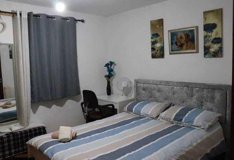 اقامتگاه Comfortable 2 Bed House In London Zone 2