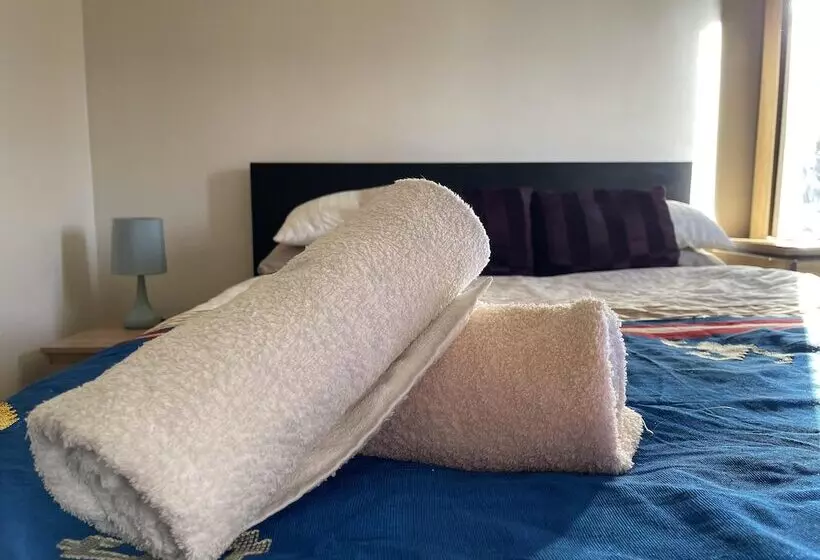 اقامتگاه Comfortable 2 Bed House In London Zone 2
