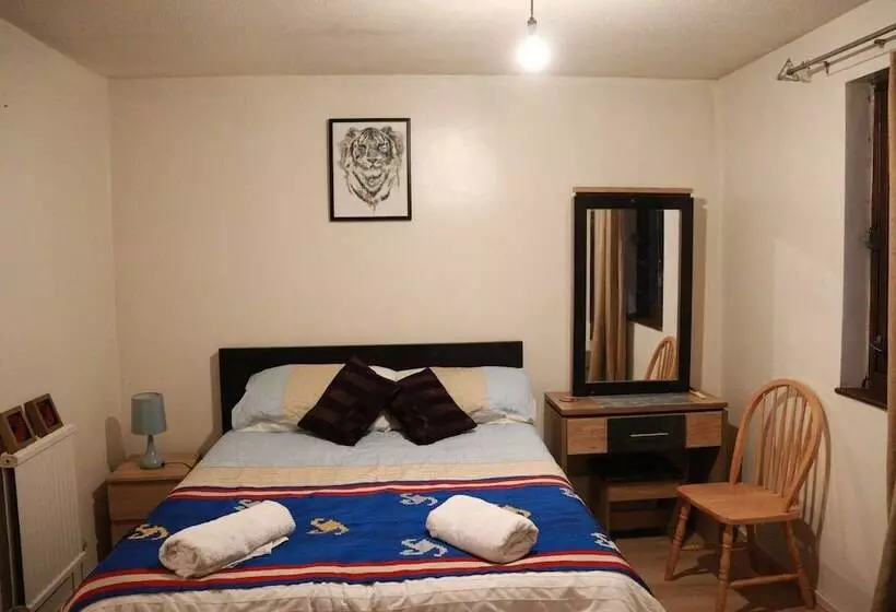 اقامتگاه Comfortable 2 Bed House In London Zone 2