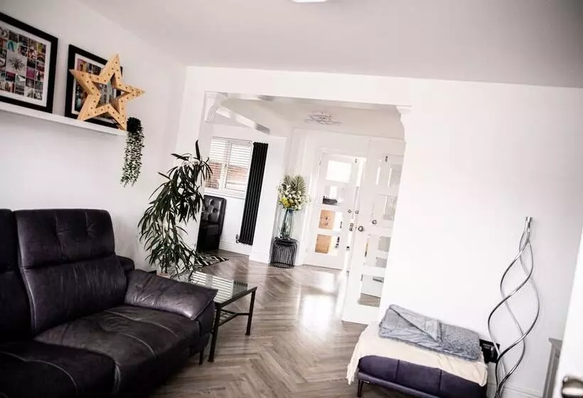 Residenssi Inviting 3 Bed House In Manchester